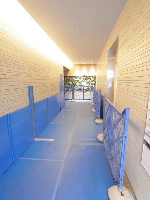 エントランス　タイル張りのロビー