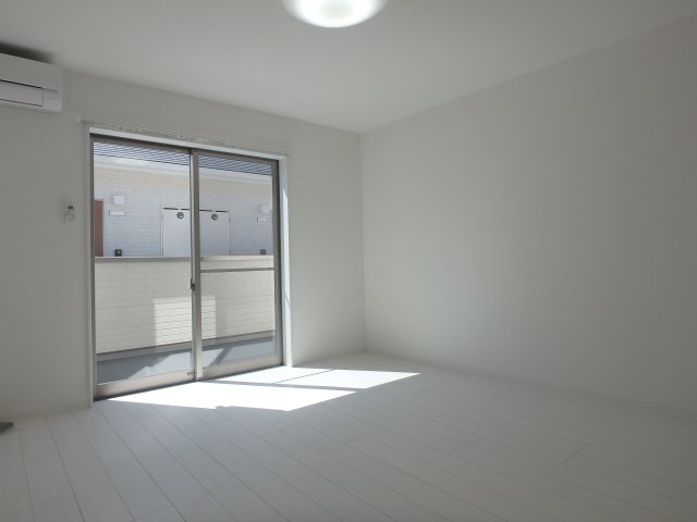 居室・リビング　明るいリビング