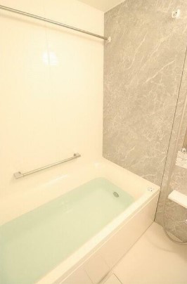 バス・シャワールーム　追い焚き機能、浴室乾燥機付きバス。