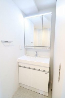 洗面設備　嬉しい独立洗面台付き。