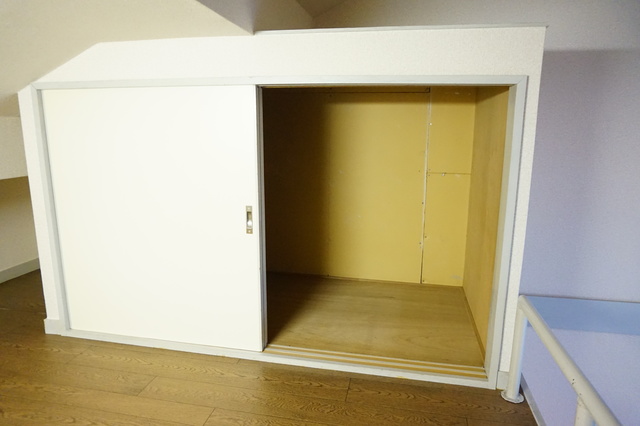 収納　収納ボックスを置いたり、工夫しながら衣類を収納できます♪