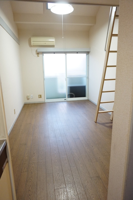 居室・リビング　白を基調とした室内でお部屋を明るく演出してくれます！