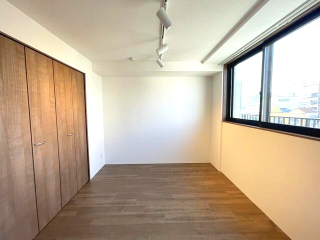 居室・リビング　落ち着いた色調の洋室です