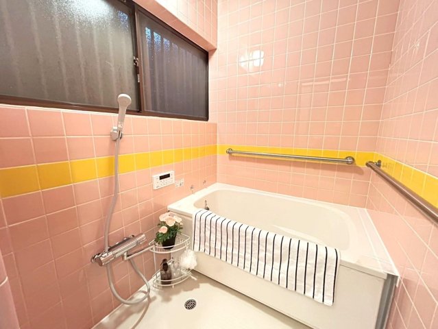 バス・シャワールーム　新品の浴槽や混合シャワー水栓。自動お湯張り、追い炊き機能。