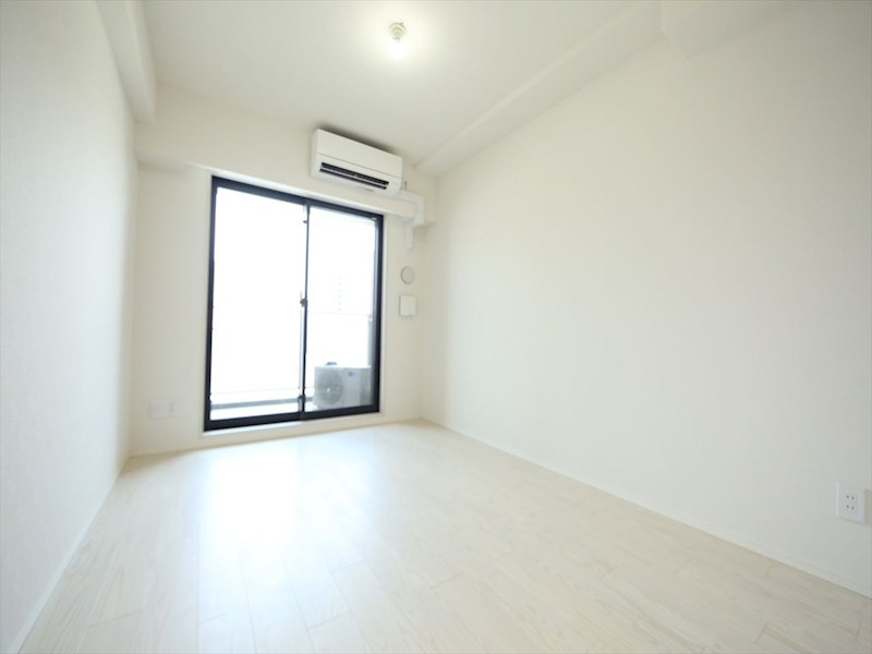 居室・リビング　洋室7.3帖　エアコン完備　バルコニー