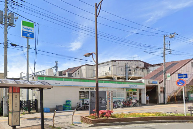 コンビニ　ファミリーマート（コンビニ）まで827m