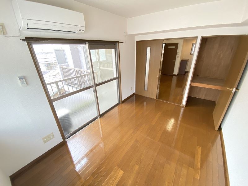 居室・リビング　６畳の洋室です