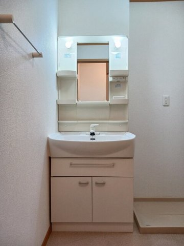 洗面設備　明るい洗面所です