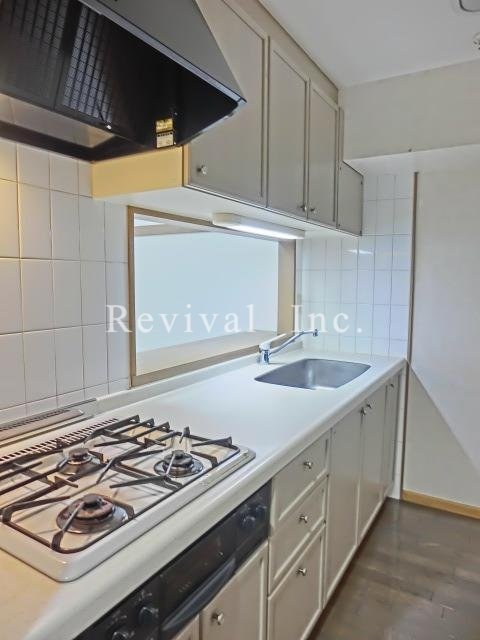 キッチン　リビングを望む対面キッチンでございます（リノベ前写真）