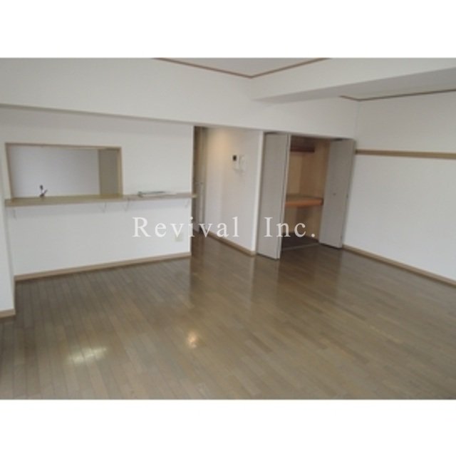 居室・リビング　開放感あるリビングでございます（リノベ前写真）