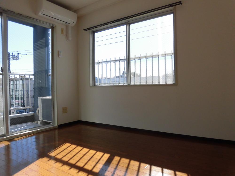 居室・リビング　２面採光・通風良好♪（写真：同物件他室）