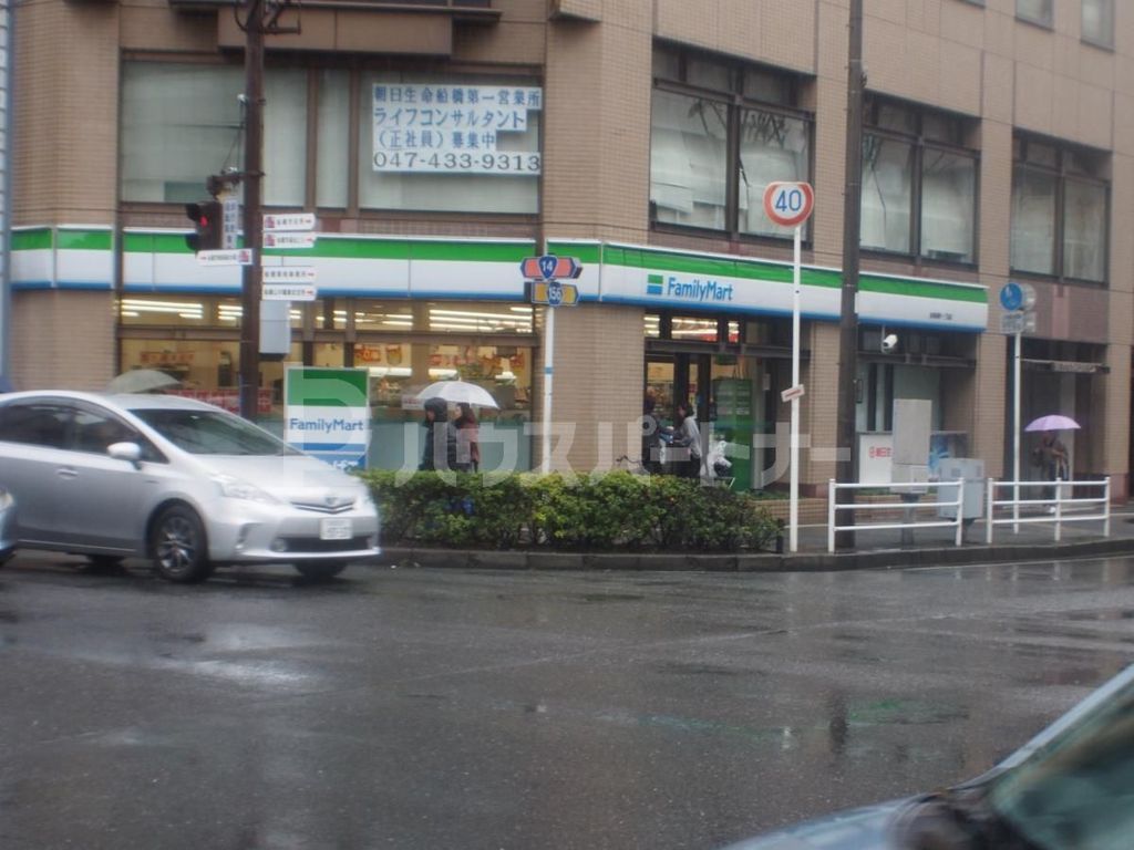 コンビニ　ファミリーマート船橋湊町一丁目店（コンビニ）まで590m