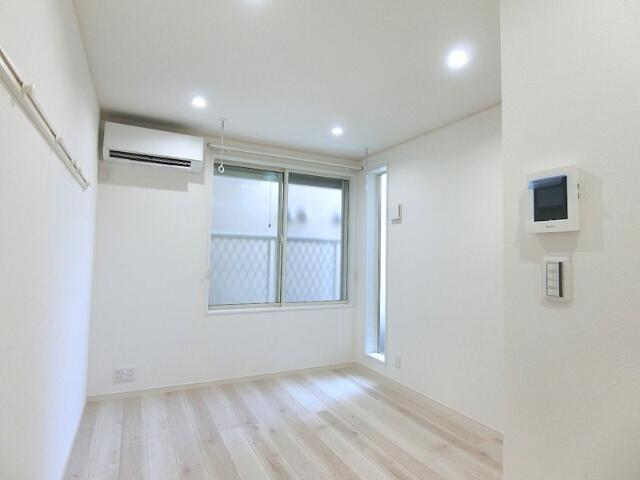 居室・リビング　白が基調の明るい室内！広々！