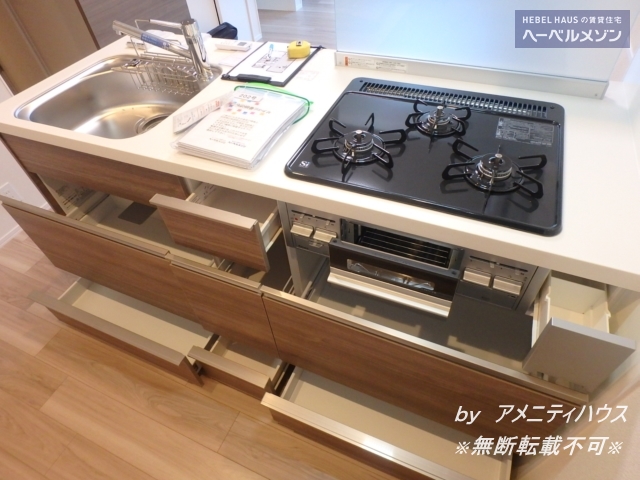 キッチン　●3口ガスコンロ・グリル付きのシステムキッチン。