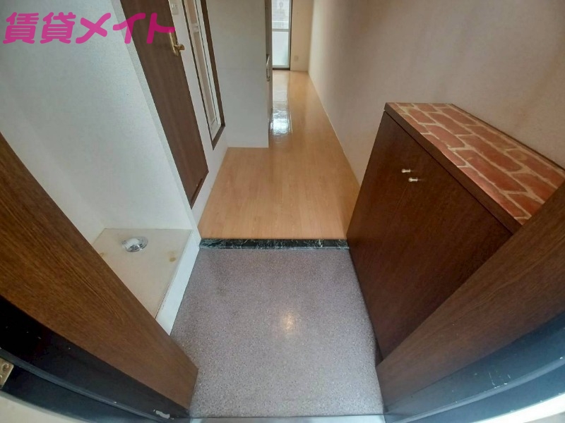 玄関　別部屋の写真です。