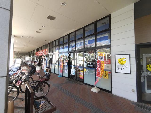 コンビニ　ローソン フォレストモール南大沢店（コンビニ）まで558m