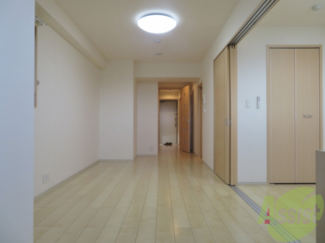 居室・リビング　こちらは１３．４帖のフローリングのお部屋になります。