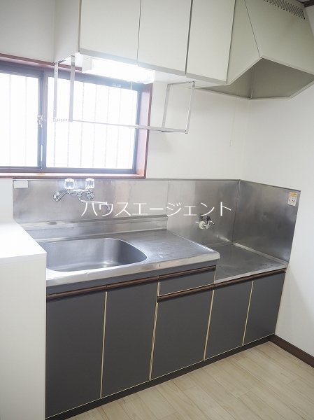 キッチン　窓があって換気もしやすいです