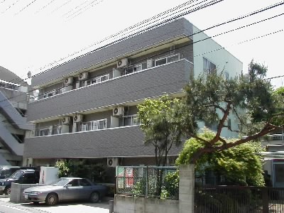 建物外観　３階建てマンション