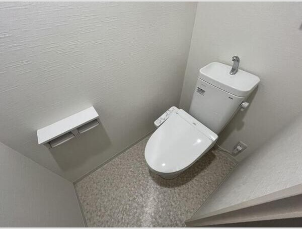 トイレ　※写真は同じマンションの違う部屋のものになります。