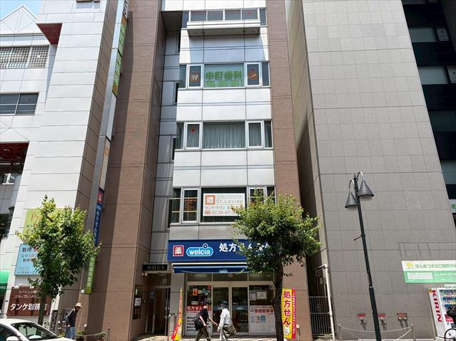 ドラックストア　ウエルシア薬局本厚木調剤（ドラッグストア）まで403m