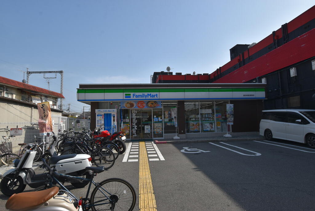 コンビニ　ファミリーマート富田林喜志駅前店（コンビニ）まで185m