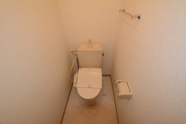 トイレ　温水洗浄便座付きのトイレです♪
