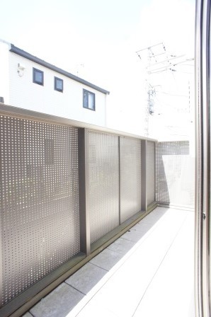 バルコニー　お洗濯物がよく乾きそうなバルコニーです