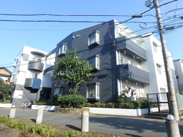 建物外観　鉄筋コンクリート造３階建・蕨駅徒歩９分の立地です。