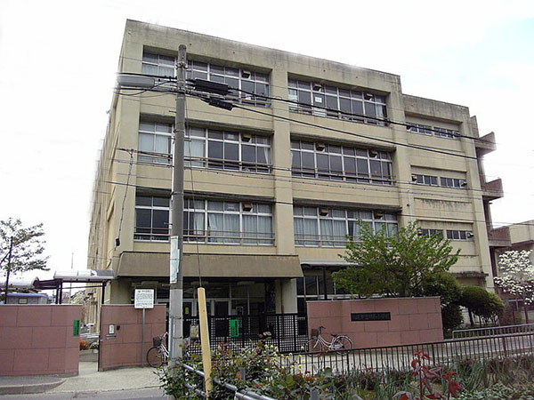 小学校　八尾市立用和小学校（小学校）まで69m