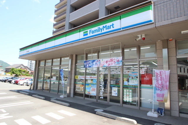 コンビニ　ファミリーマート大町東店（コンビニ）まで73m