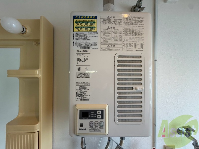 その他設備　給湯器は簡単操作で温度調整ができますよ。