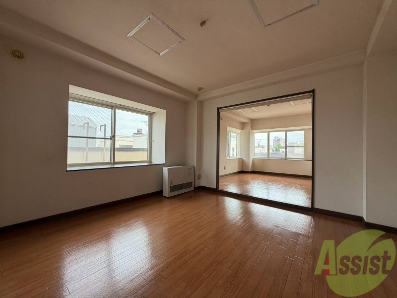 居室・リビング　木目のフローリングは落ち着きのある印象のお部屋になりますね。