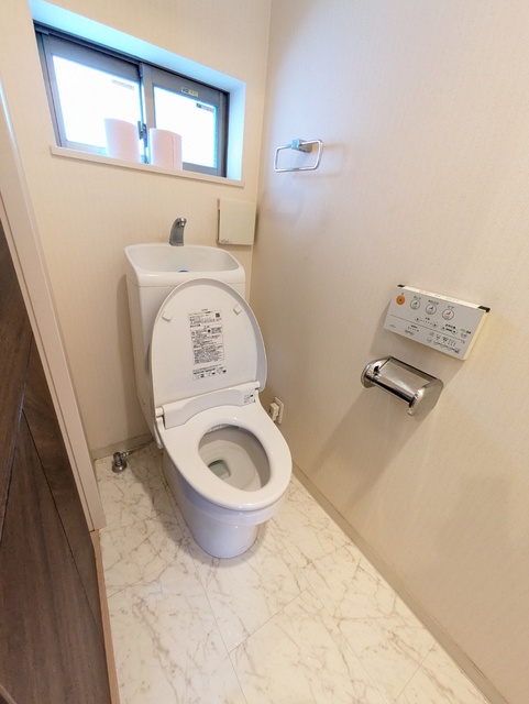 トイレ　２階のトイレです♪　（リフォーム前）
