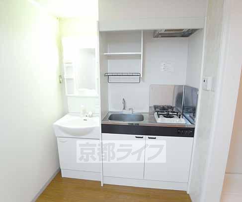 キッチン　横に洗面台・