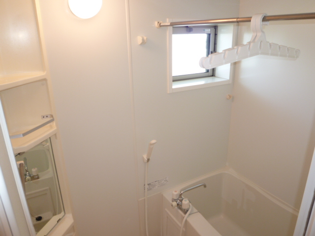 バス・シャワールーム　浴室換気乾燥機完備で雨の日や梅雨時も安心ですね