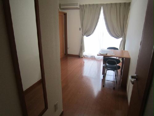 居室・リビング　居室入り口に姿見鏡が付いています。2階床はカーペットです。