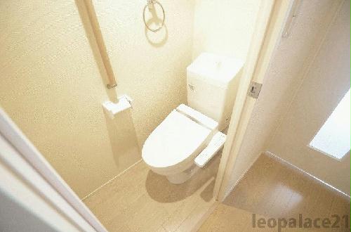 トイレ　温水シャワー付きトイレです