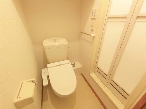 トイレ　トイレには棚が設置されています。