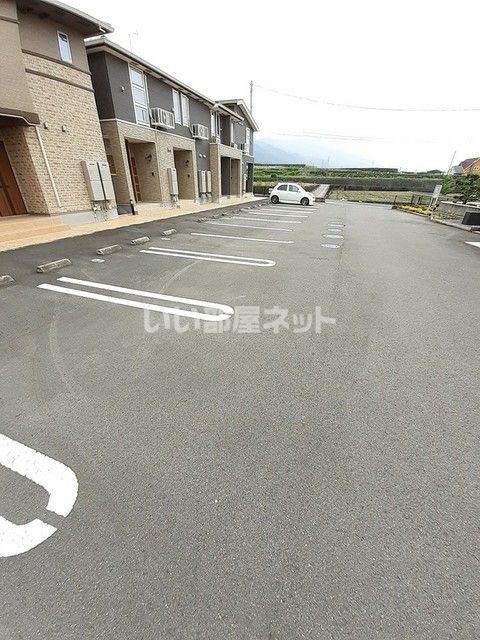 【四国中央市下柏町のアパートの駐車場】