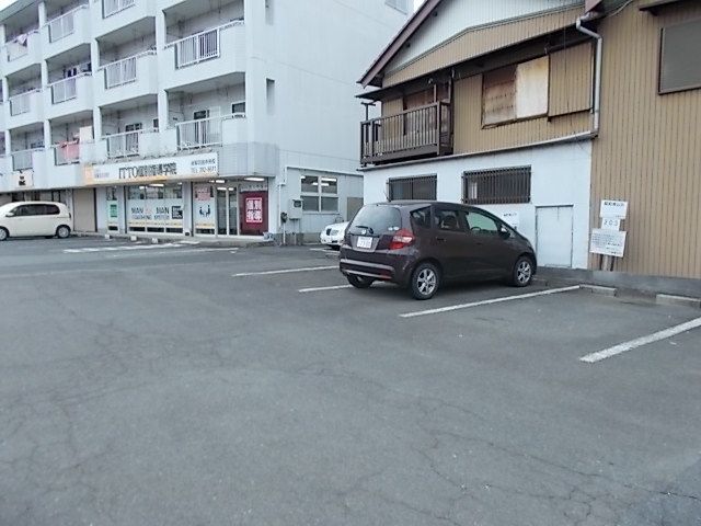 【羽島市竹鼻町狐穴のマンションの駐車場】