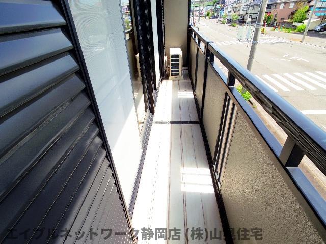 【静岡市葵区岳美のアパートのバルコニー】