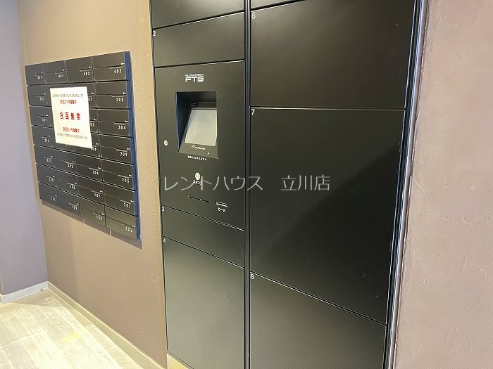 【立川市柴崎町のマンションのエントランス】