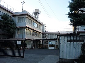 【立川市柴崎町のマンションの中学校】