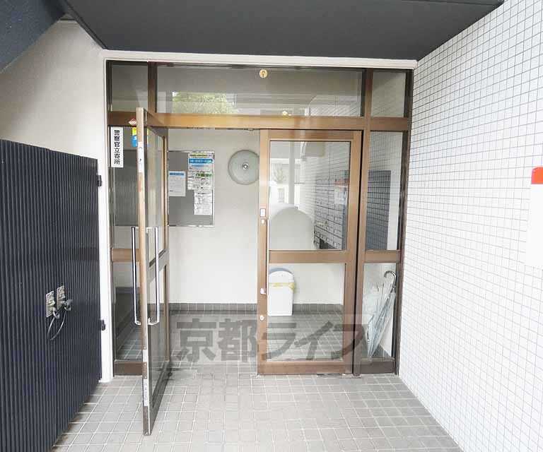 【京都市右京区西京極南大入町のマンションのロビー】