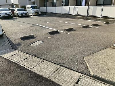 【レオパレス東金沢の駐車場】