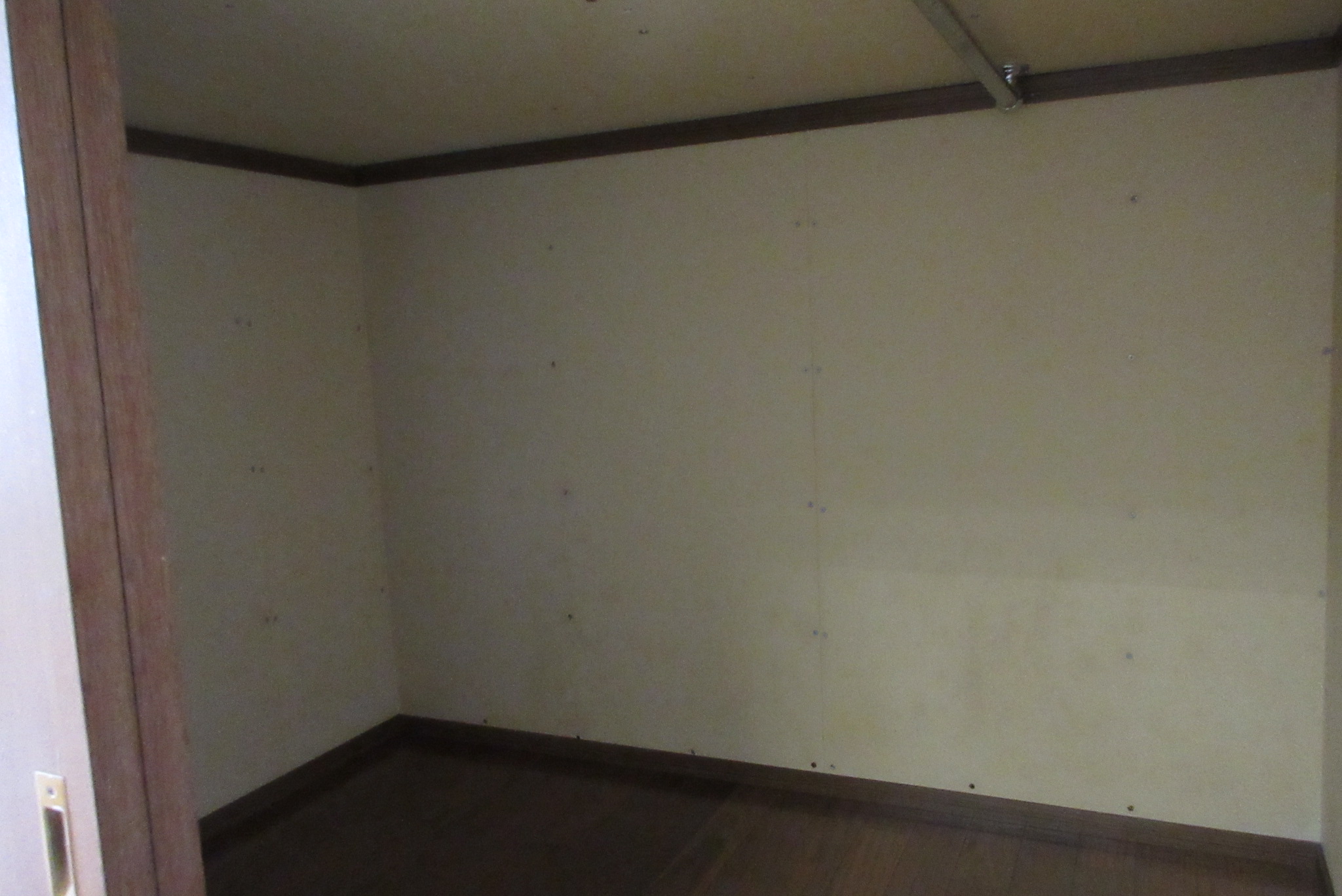 収納　ロフト下収納です。洋服をかける金具付です