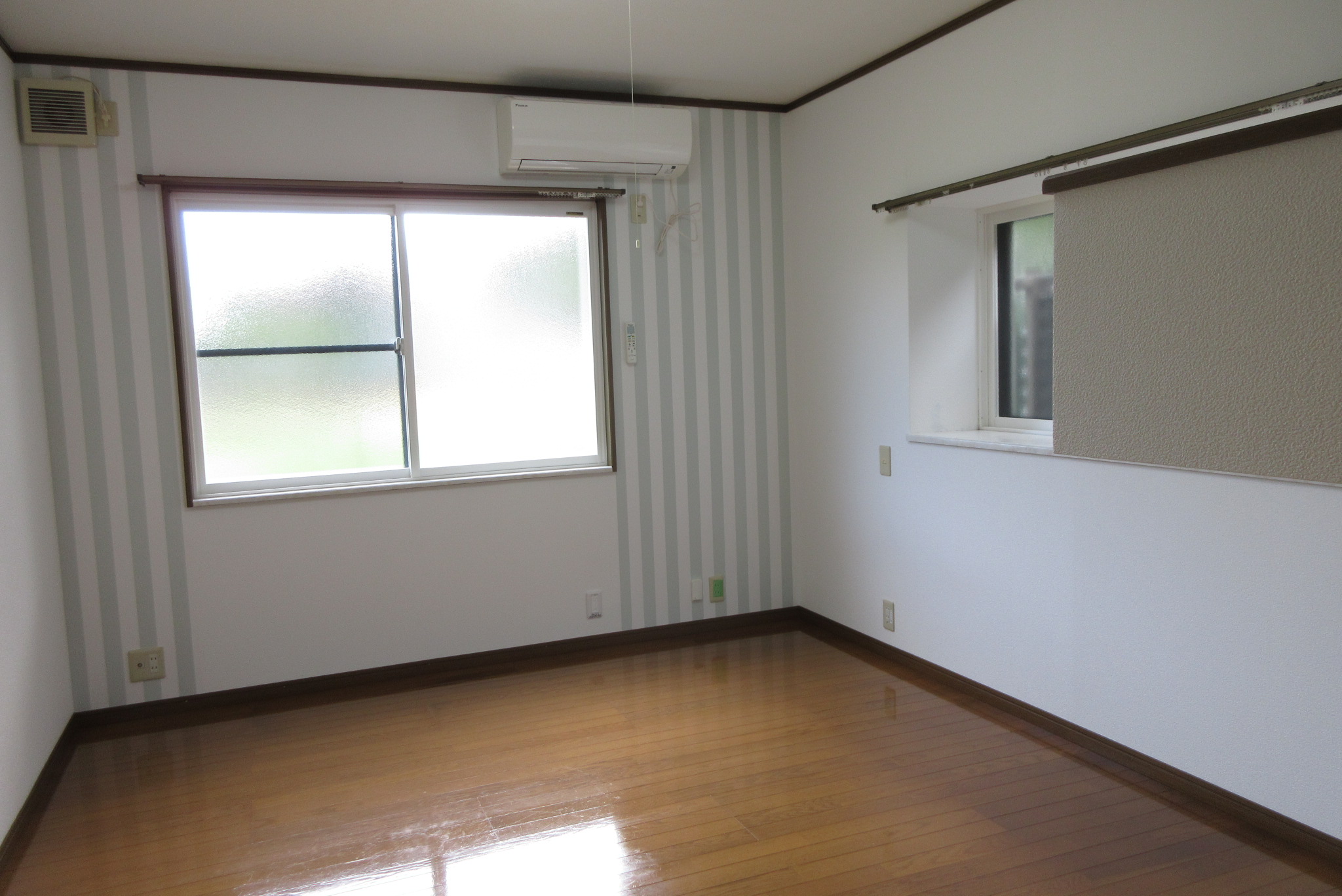 居室・リビング　窓をあけると目の前は公園となります。