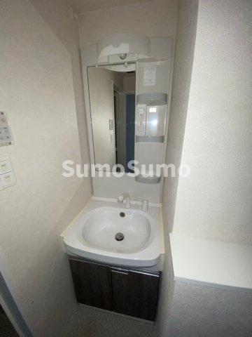 洗面設備　明るい洗面所です