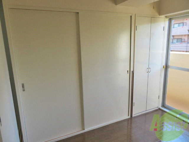 収納　洋室にあるクローゼットです。ふたつに区切られています。